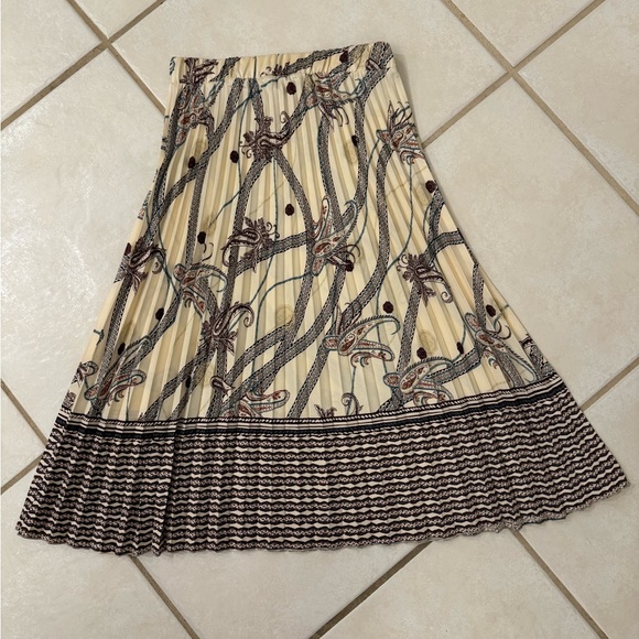 H&M Dresses & Skirts - H&M skirt. Size 6, perfect condition.